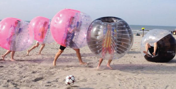 bubble-voetbal-bedrijfsuitje-scheveingen-strandtent-beachclub-copacabana